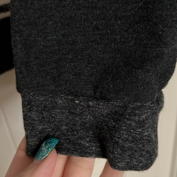 Cute Volcom sweatshirt - Picture 5 of 5